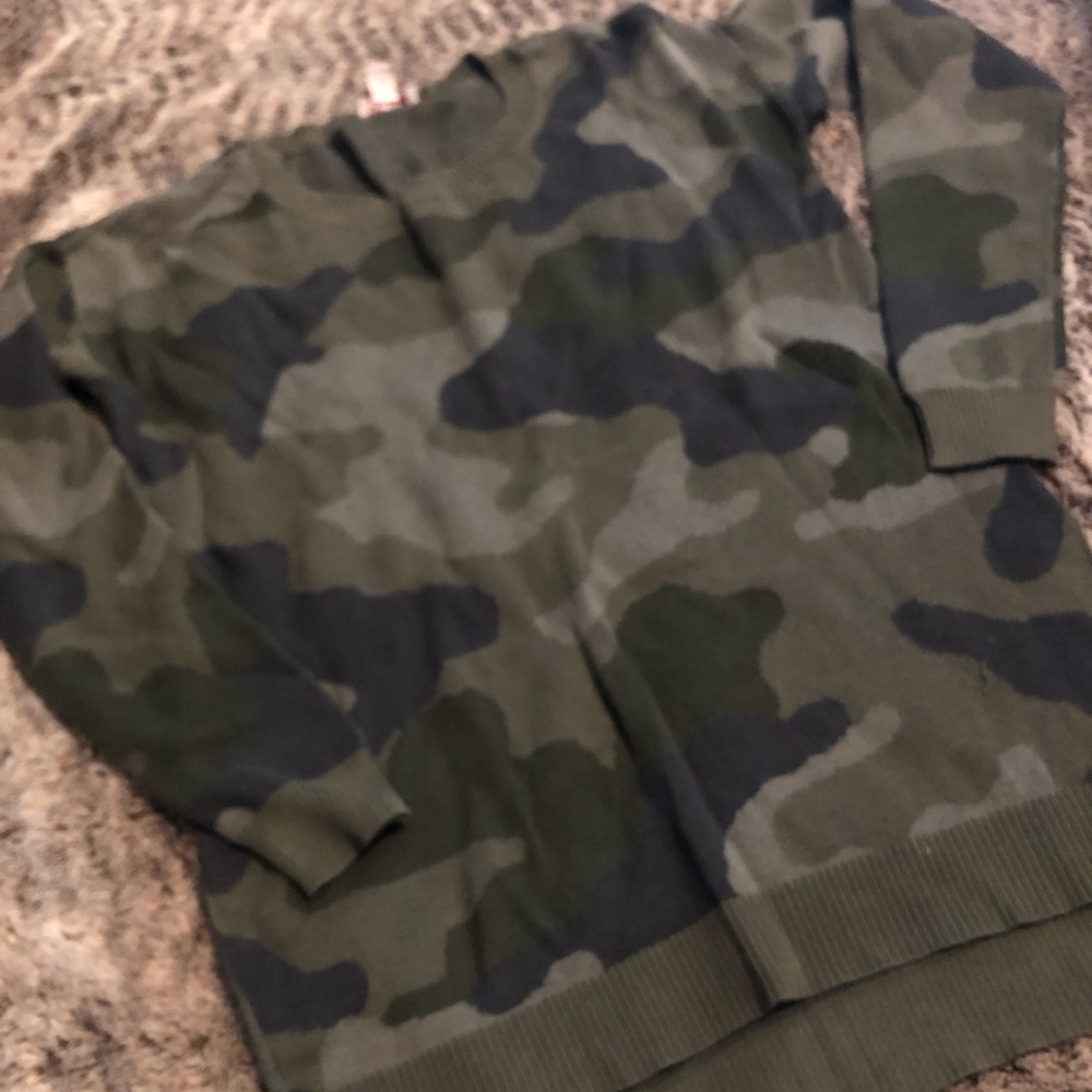 🚨camo long sleeve crew neck sweater🚨